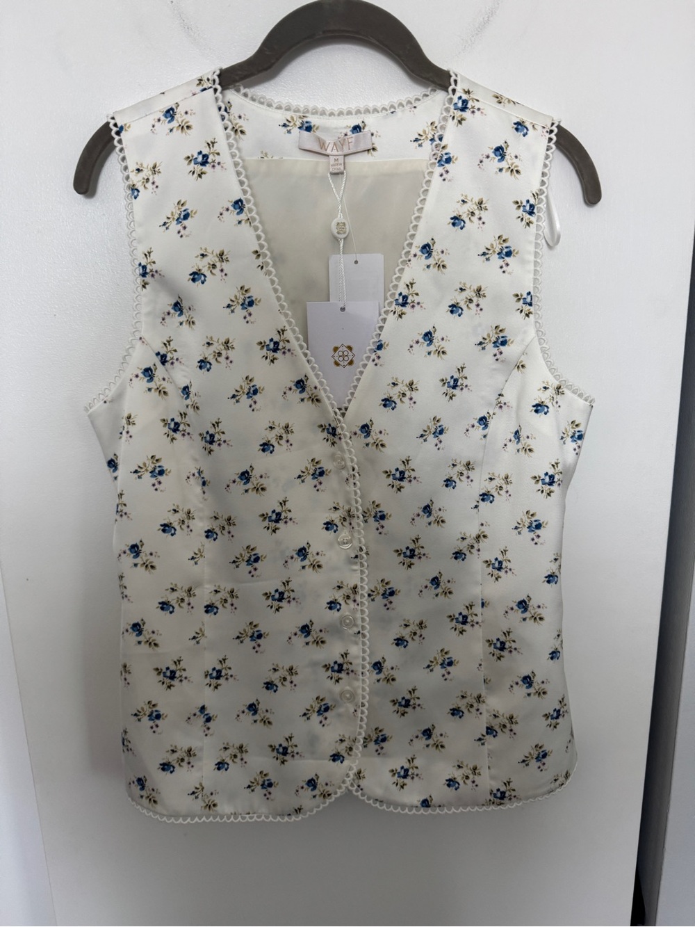 Wayf Floral Button-Front V-Neck Cream Tank Top - Blue Floral